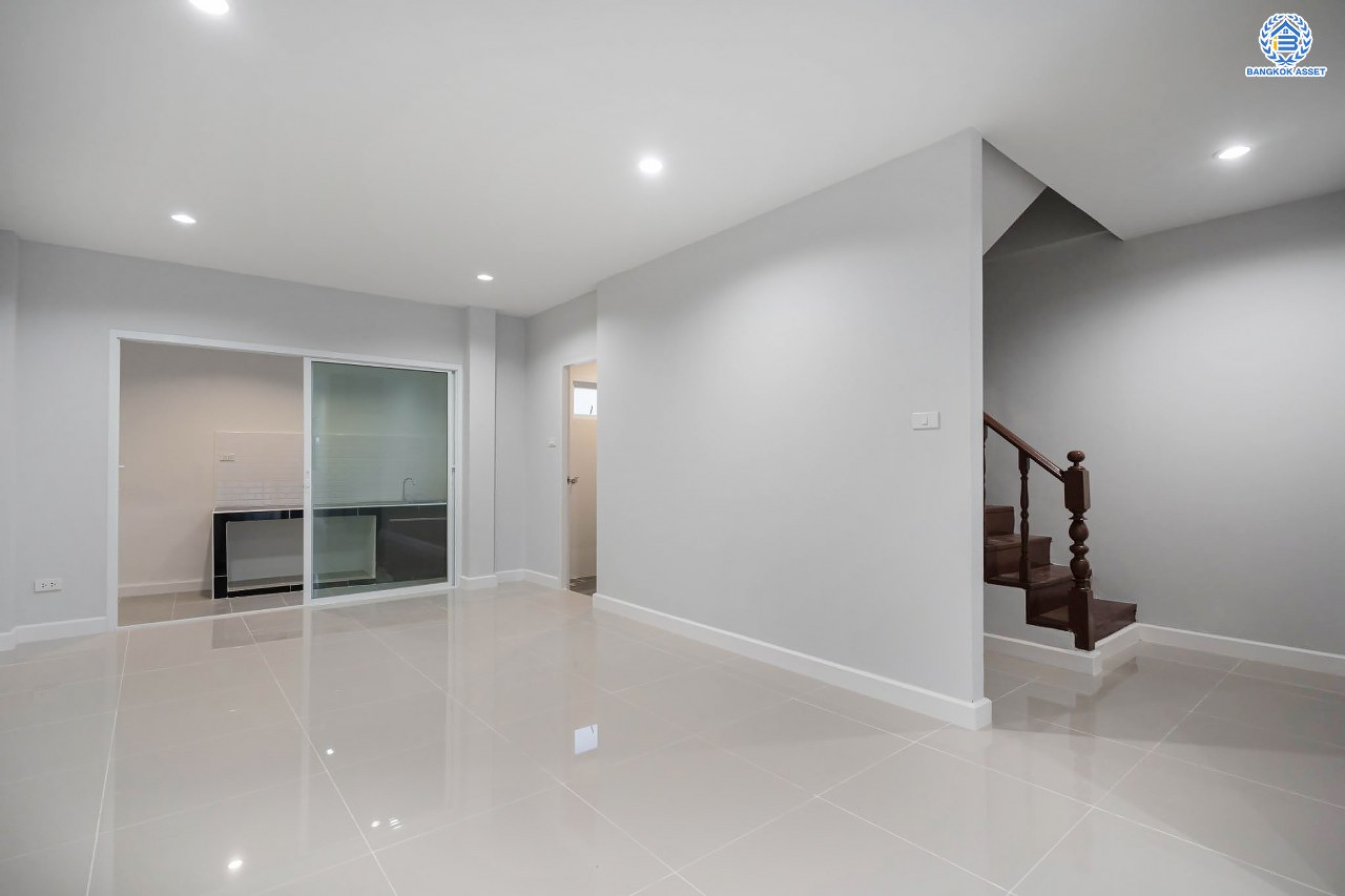 บ้านมือสองตกแต่งใหม่ โครงการ ซอยวัดกำแพง14/2 พิบูลย์สงคราม ทาวน์โฮม 3 ชั้นพร้อมอยู่ เนื้อที่ 19.9 ตร.ว. ฟังก์ชัน 4 ห้องนอน 3 ห้องน้ำ จอดรถได้ 1 คัน บนสุดยอดทำเล! เชื่อมถนนพิบูลย์สงคราม, วงศ์สว่าง, นครอินทร์ และติวานนท์ ใกล้จุดขึ้นทางด่วนศรีรัช-วงแหวนรอบนอก และรถไฟฟ้า "สถานีแยกติวานนท์"